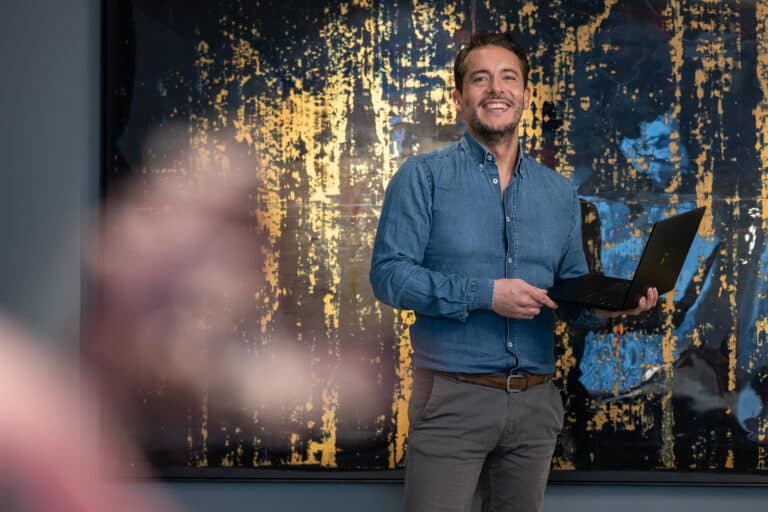 Imagebild av en medarbetare på ett försäkringsbolag.