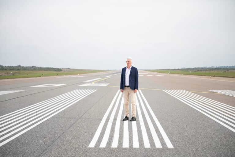 företagsporträtt på en man på en flygplats