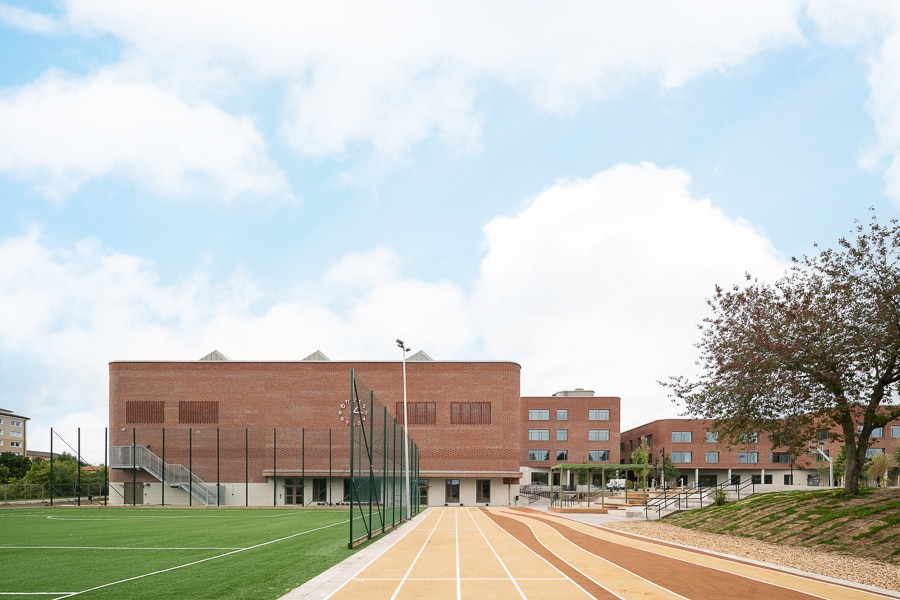 Eleonoraskolan - tegelkvalité. 3 Eleonoraskolan i Botkyrka kommun. Byggare är Arcona, arkitekt är Arkitema. Skolan och idrottshallen i förgrunden. Löparbanor och fotbollsplan i förgrunden.