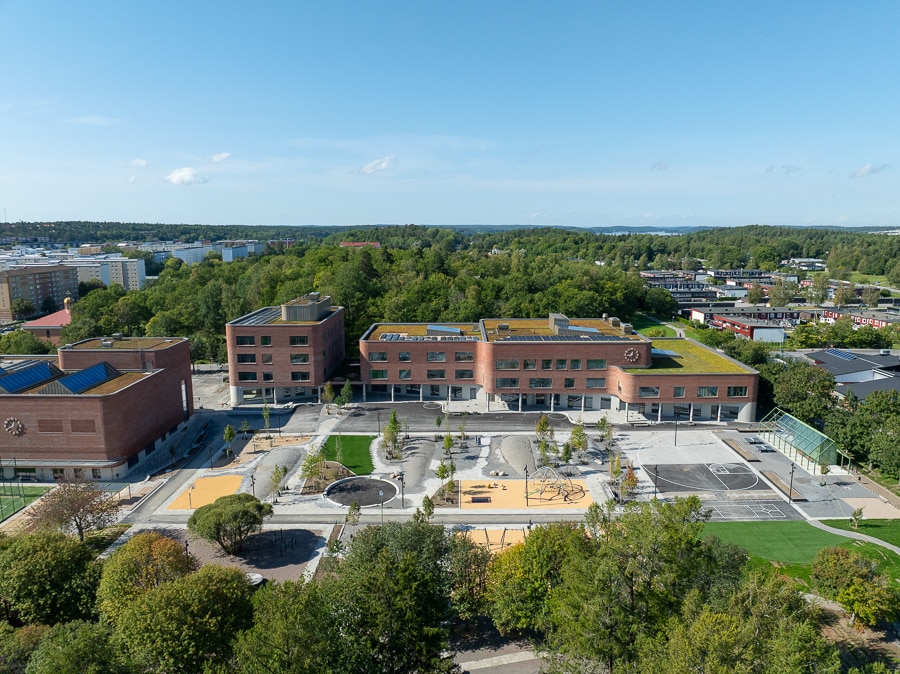 Eleonoraskolan - tegelkvalité. 2 Eleonoraskolan i Botkyrka kommun. En drönarbild över Eleonoraskolans skolgård. I bakgrunden syns Mälaren.