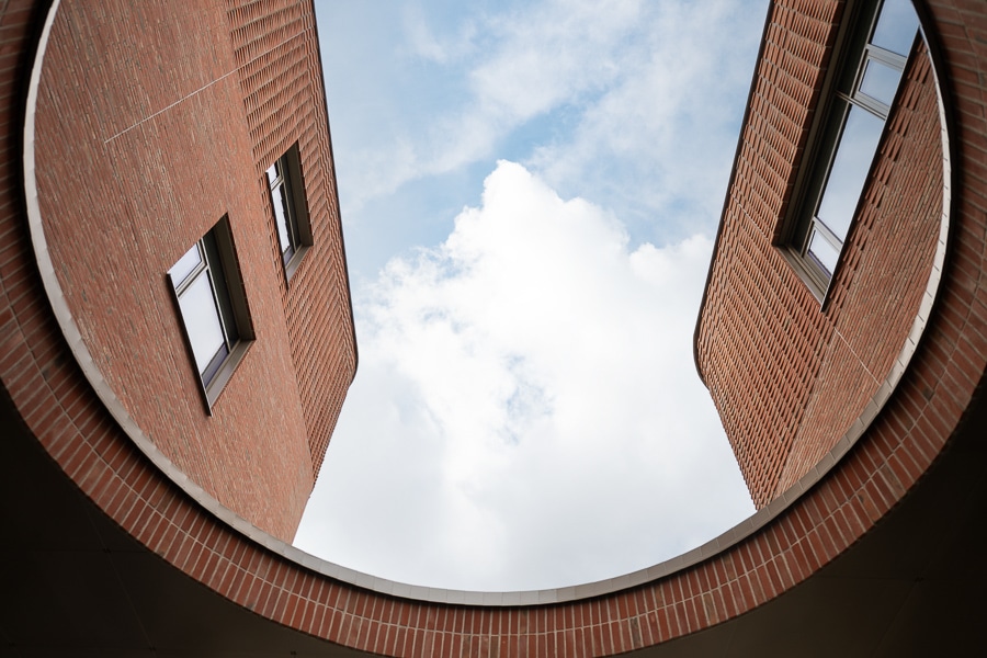 Eleonoraskolan - tegelkvalité. 14 Detaljbild på tegel mot blå himmel.