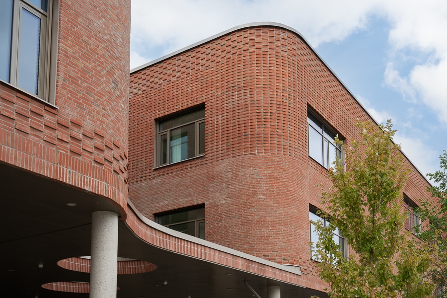 Eleonoraskolan - tegelkvalité. 9 Runda former, typiskt för Eleonoraskolans tegelklädda fasad.