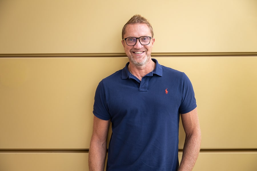 IT-Total - expertis och omtanke 6 Chef fotad mot guldfärgad vägg.