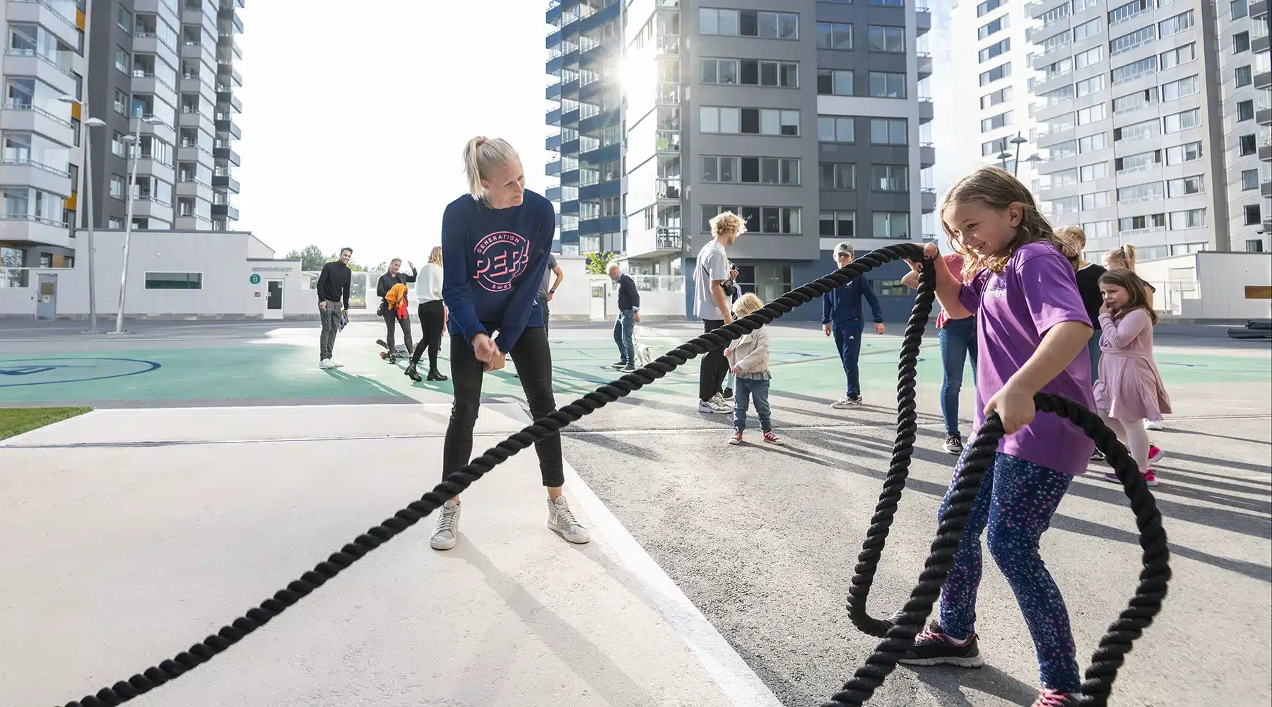 Miljöporträtt av Karolina Kluft tillsammans med barn i PEP-park i Solna, Stockholm